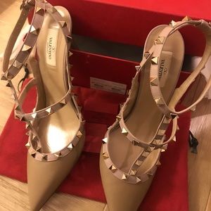 Valentino Garavani Rockstud T-strap Pump (size 42)